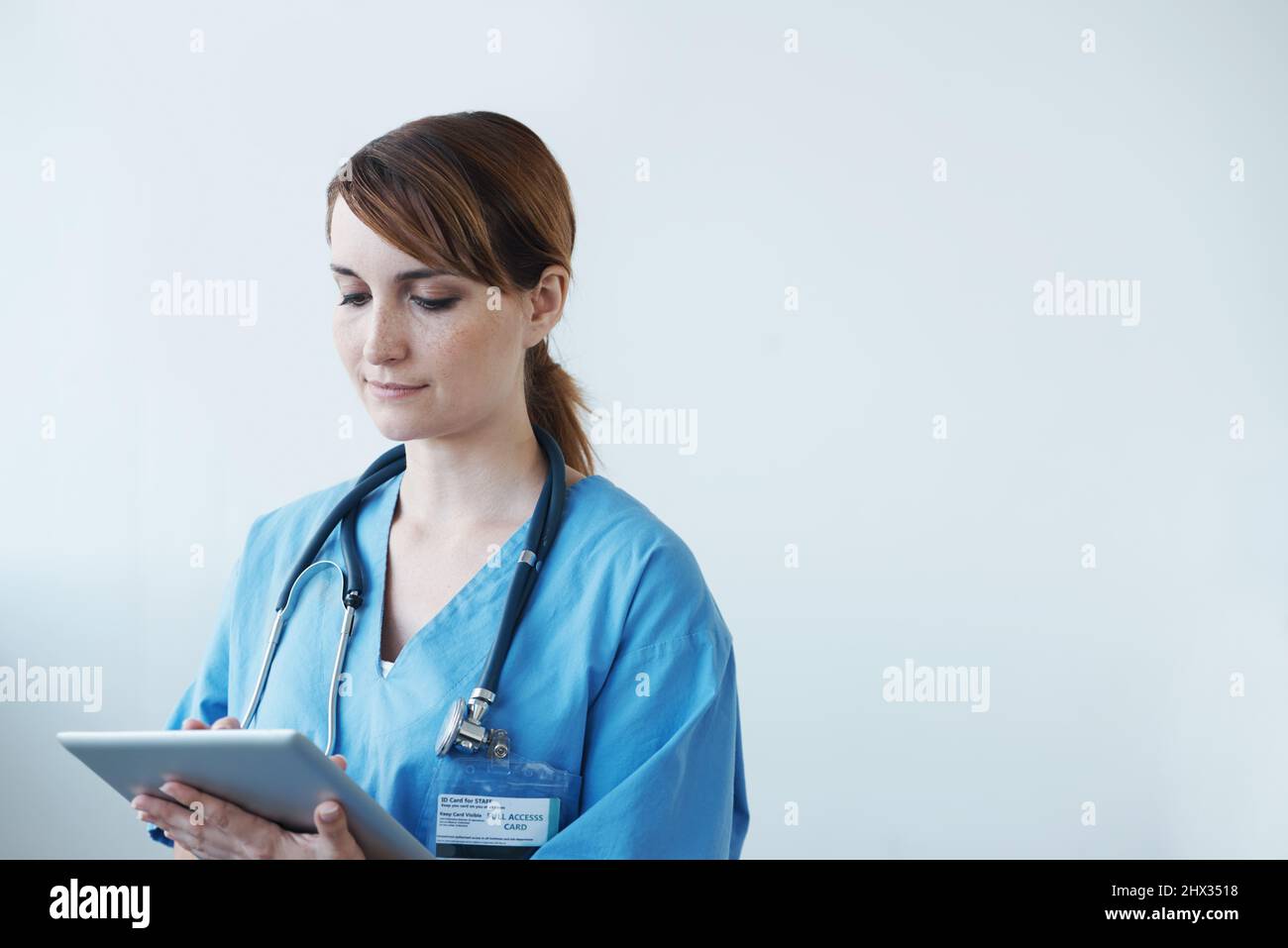 Diagnostic des patients à l'aide d'outils numériques. Une femme médecin travaillant sur une tablette numérique. Banque D'Images