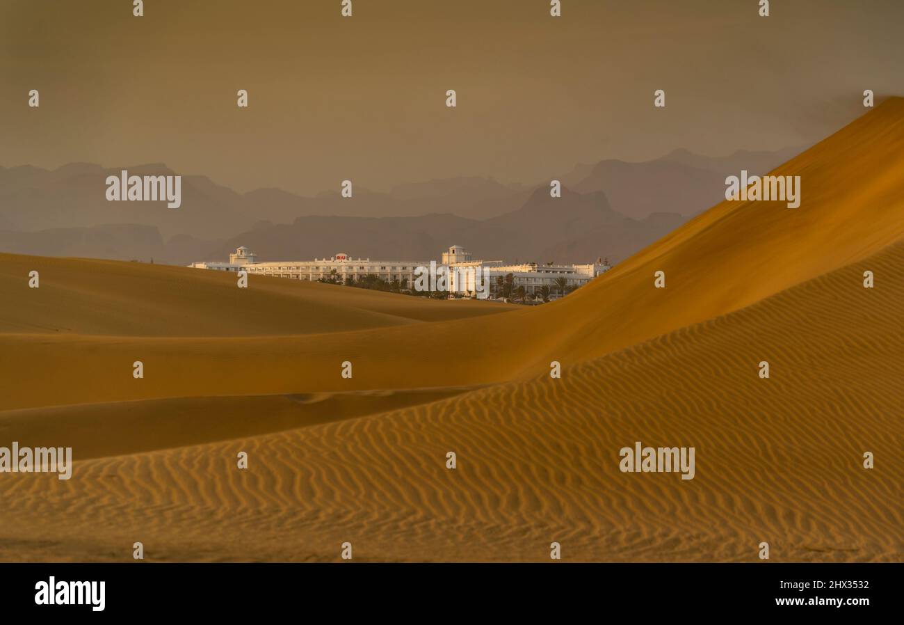 Vue sur les sables dérivants et les hôtels de Maspalomas, Gran Canaria, îles Canaries, Espagne, Europe Banque D'Images