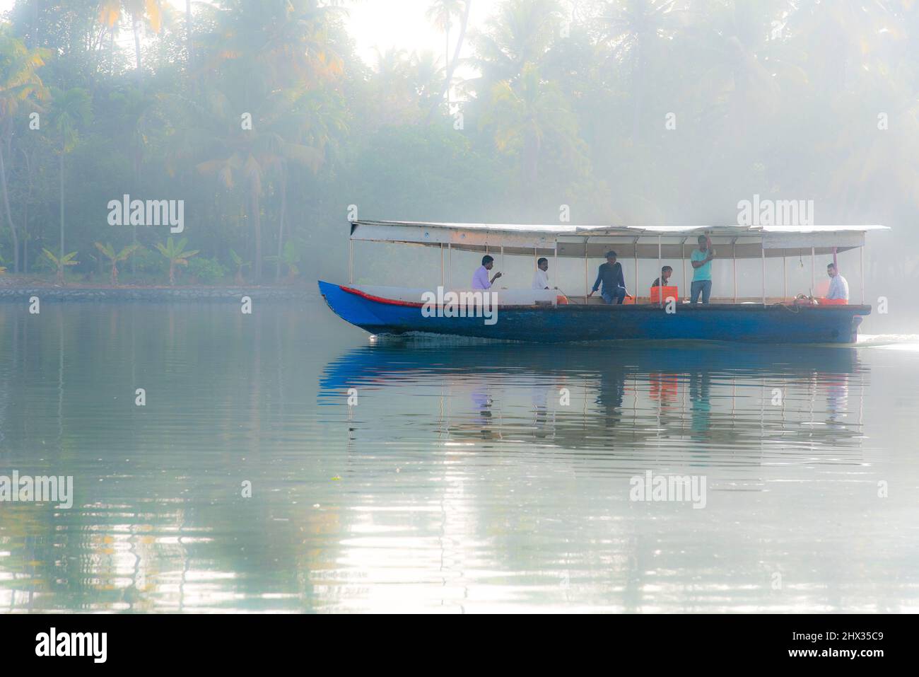 Un bateau à riz traditionnel ou kettuvallam, les eaux de Kerala, en Inde, les kettuvallams étaient traditionnellement utilisés comme barges à céréales, pour transporter le riz harv Banque D'Images