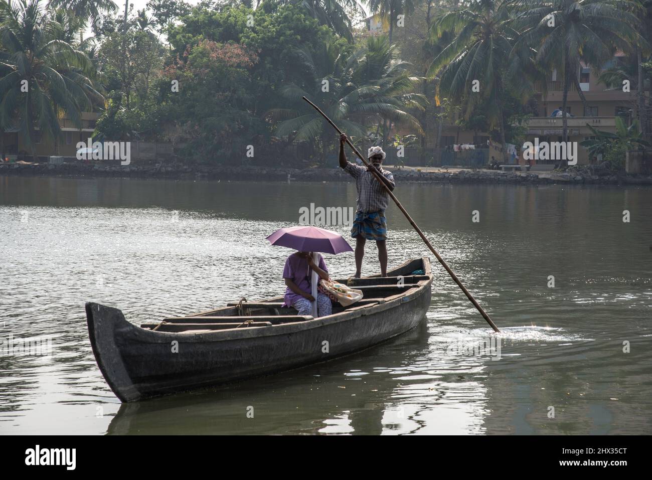Bateau de transport en bois primitif dans les eaux du Kerala, en Inde Banque D'Images