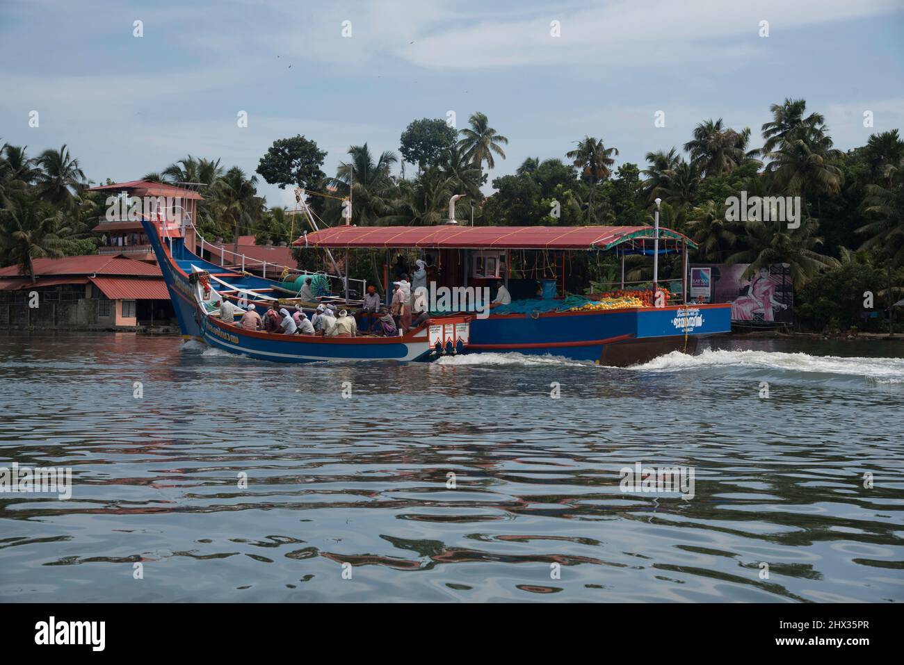 Un bateau à riz traditionnel ou kettuvallam, les eaux de Kerala, en Inde, les kettuvallams étaient traditionnellement utilisés comme barges à céréales, pour transporter le riz harv Banque D'Images