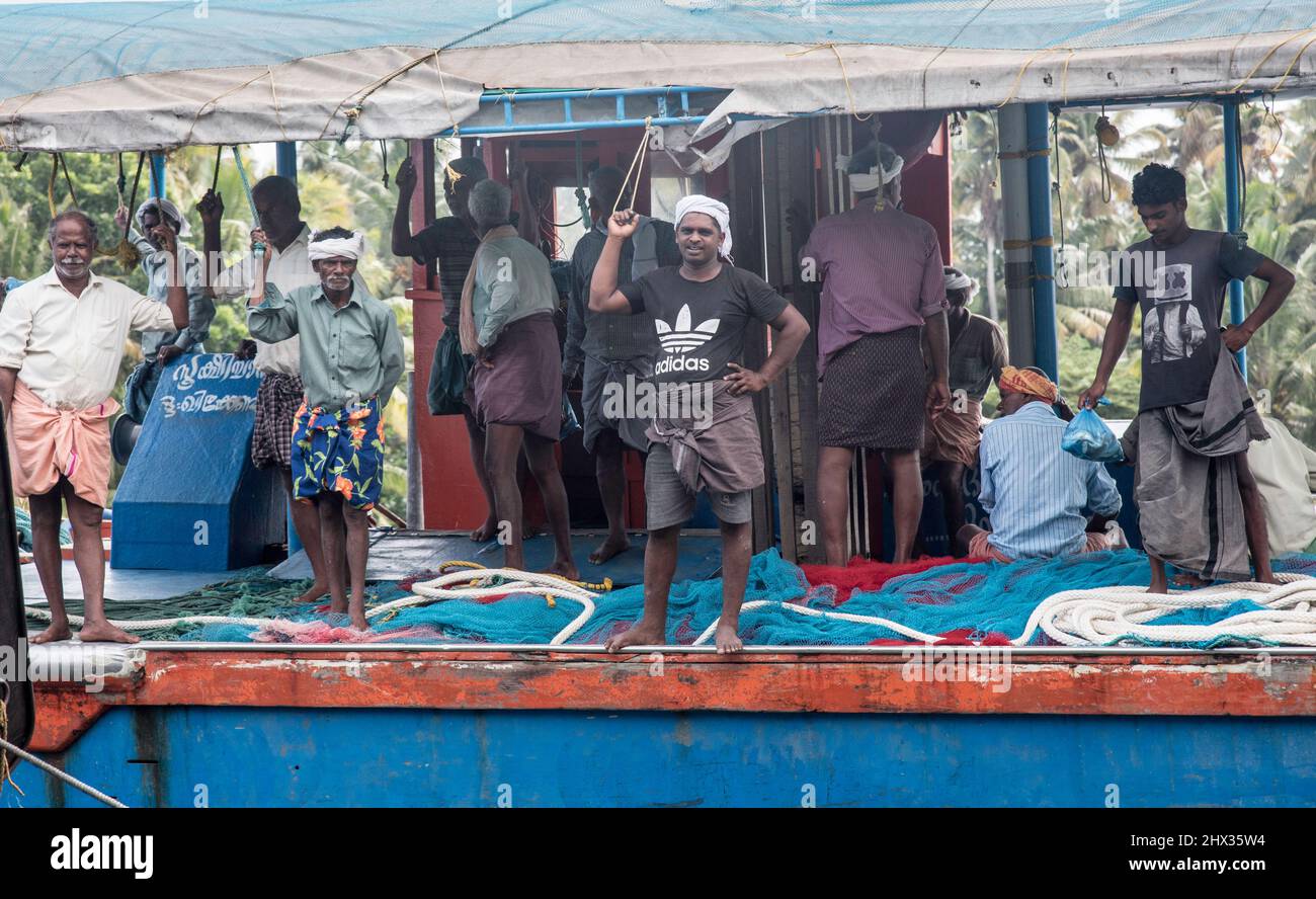 Un bateau de pêche traditionnel dans les eaux du Kerala, en Inde Banque D'Images
