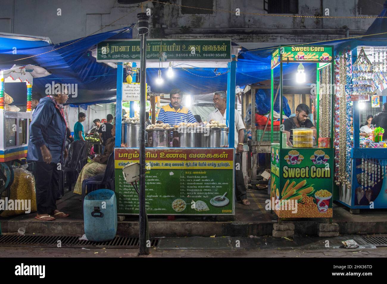La nourriture indienne stalle dans un marché en Inde Banque D'Images