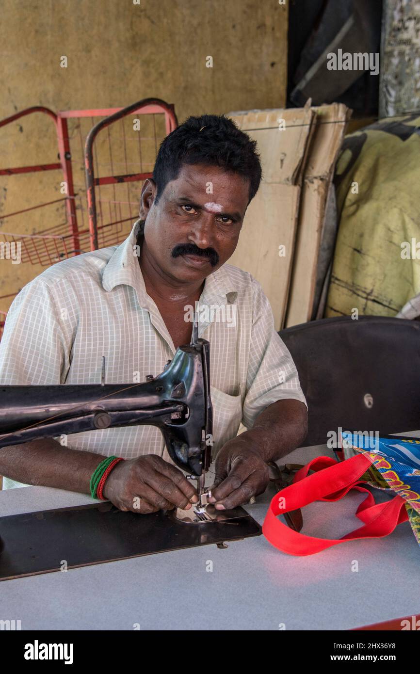 Tailleur avec machine à coudre dans un marché de Stall, Inde Banque D'Images