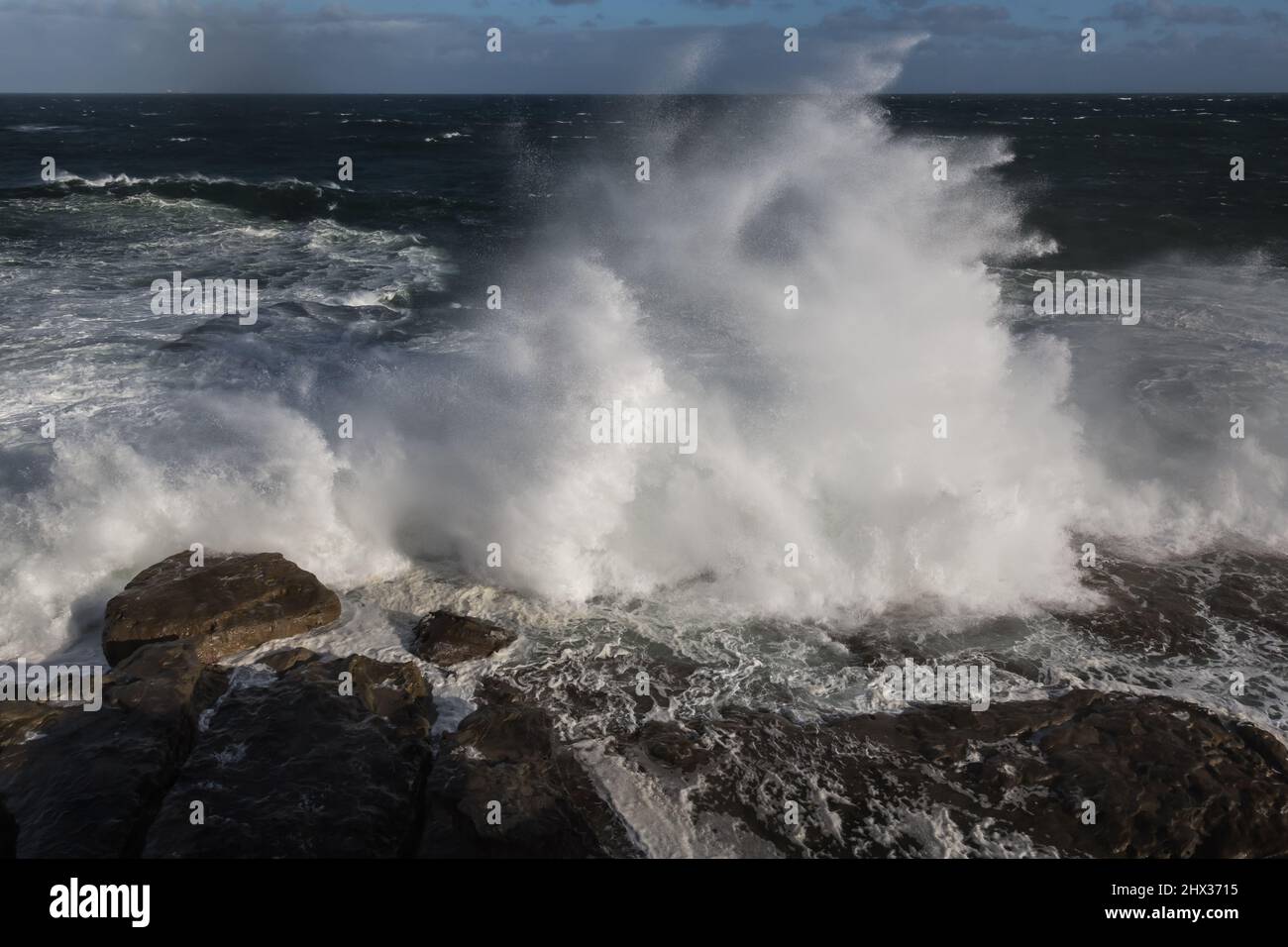 Sydney, Australie, mercredi 9th mars 2022 .Big Waves Hit Rocks à Ben Buckler point, North Bondi alors que les tempêtes et les inondations finissent par se calmer, et le soleil se couche. Credit Paul Lovelace/Alamy Live News Banque D'Images