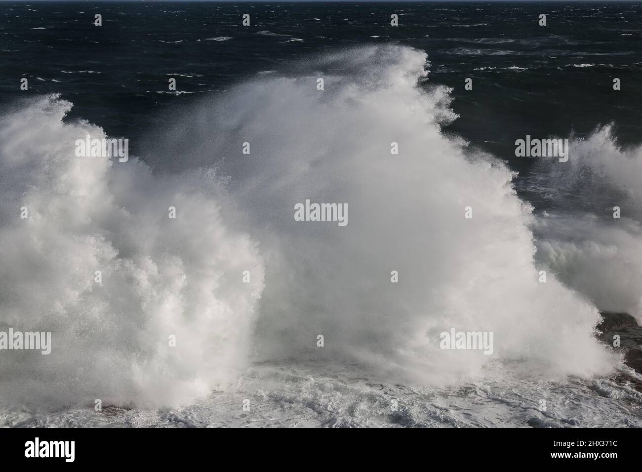 Sydney, Australie, mercredi 9th mars 2022 .Big Waves Hit Rocks à Ben Buckler point, North Bondi alors que les tempêtes et les inondations finissent par se calmer, et le soleil se couche. Credit Paul Lovelace/Alamy Live News Banque D'Images