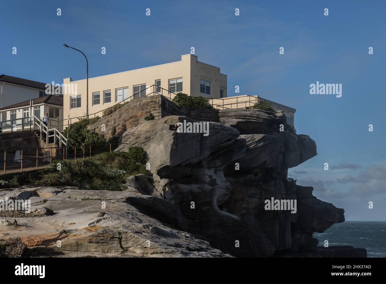 Sydney, Australie, mercredi 9th mars 2022 .Big Waves Hit Rocks à Ben Buckler point, North Bondi alors que les tempêtes et les inondations finissent par se calmer, et le soleil se couche. Credit Paul Lovelace/Alamy Live News Banque D'Images