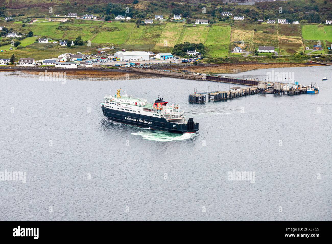 Le ferry MV Hebrides CalMac part de Tarbert sur l'île de Harris depuis Uig, au nord de l'île de Skye, Highland, Écosse, Royaume-Uni. Banque D'Images