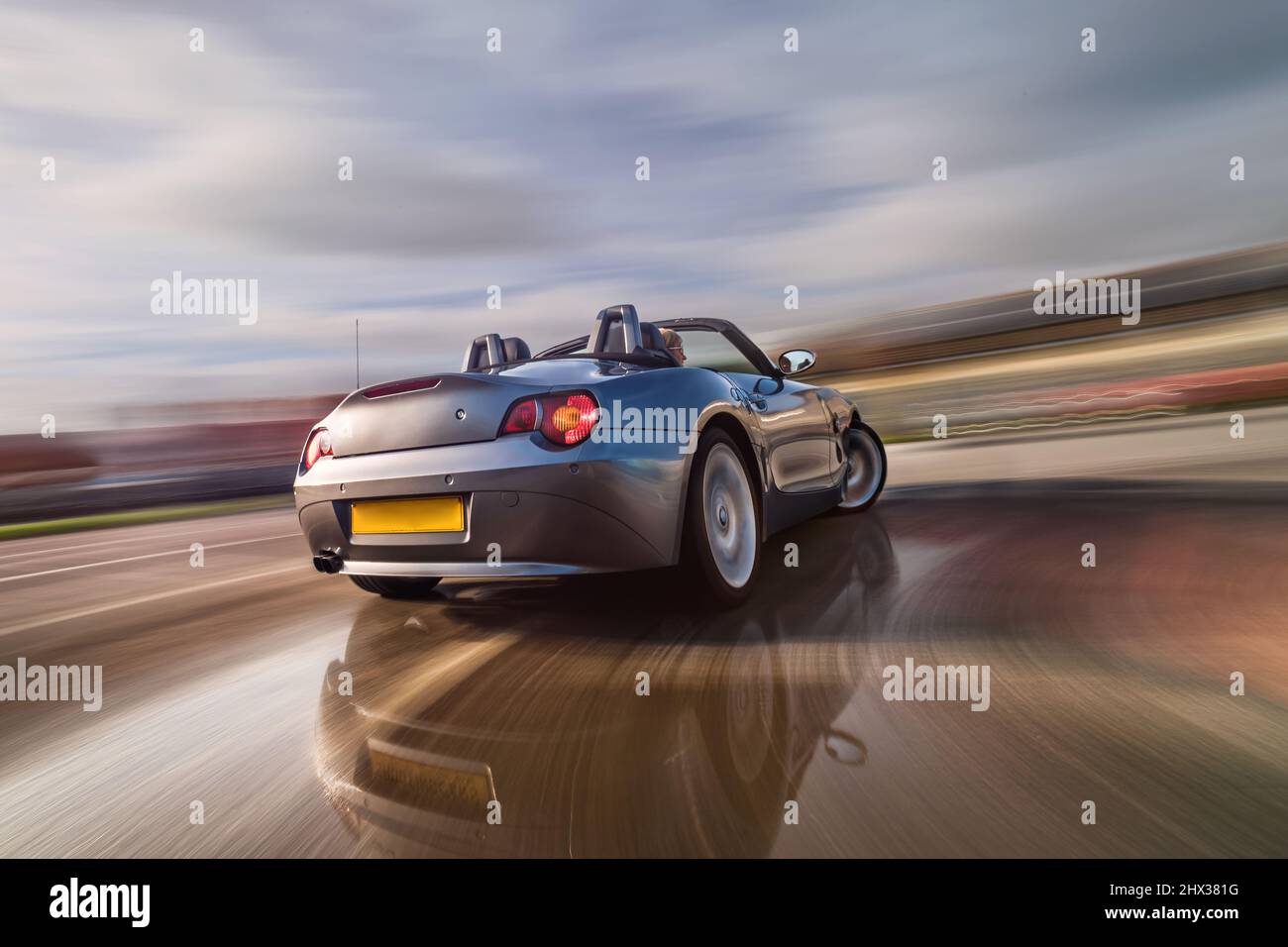 Roadster Cabriolet roulant rapidement Banque D'Images