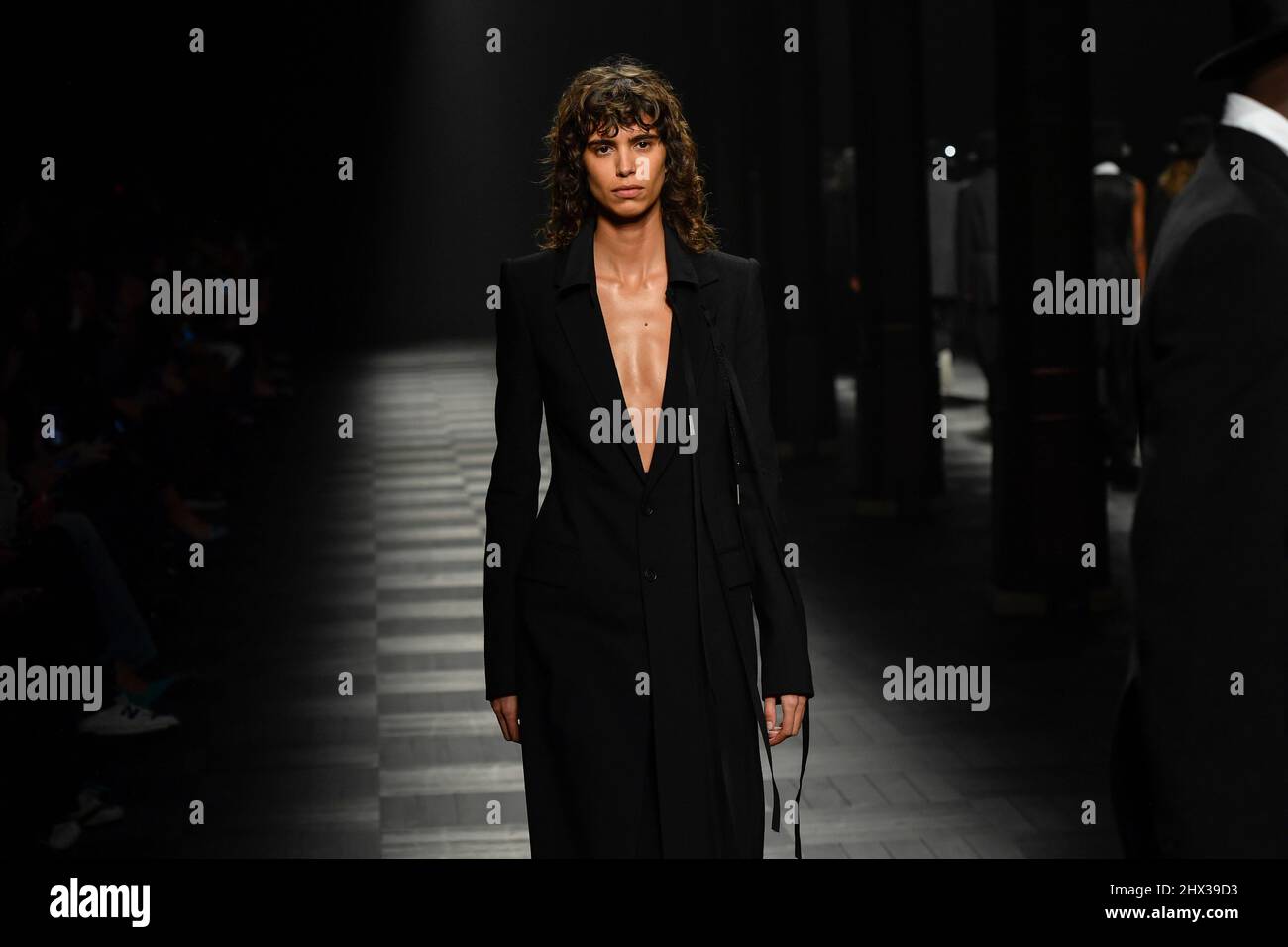 Paris, France. 06th mars 2022. Le modèle Mica Argañaraz marche sur la piste du défilé de mode Ann Demeulemeester lors du défilé de mode automne/hiver 2022 Collections à Paris Fashion week, le 6 mars 2022. (Photo de Jonas Gustavsson/Sipa USA) crédit: SIPA USA/Alay Live News Banque D'Images