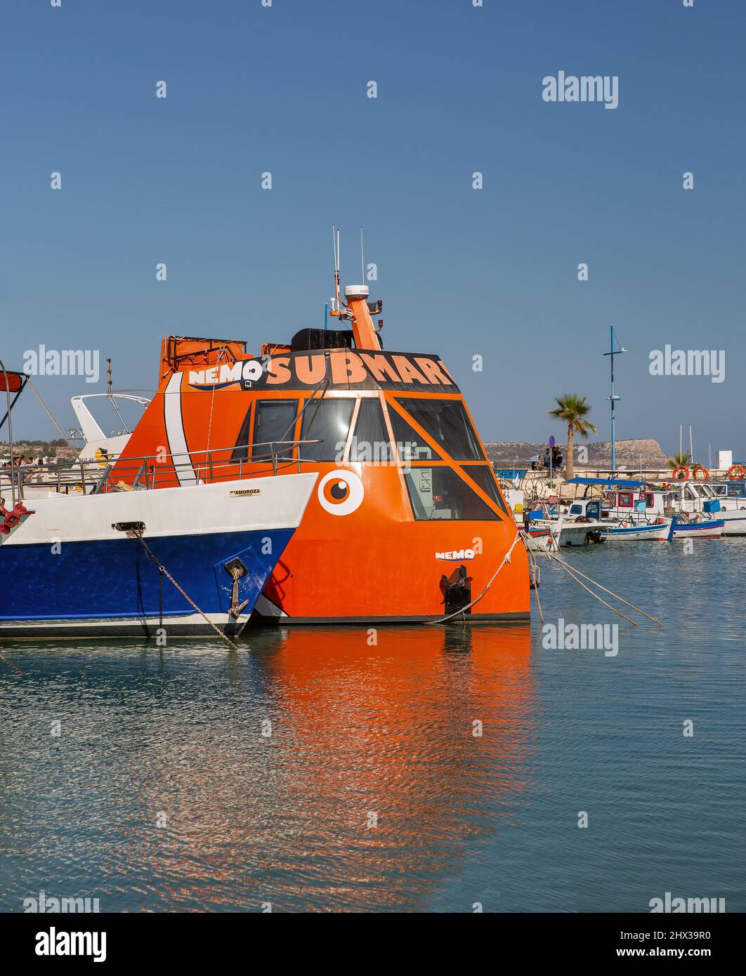 Ayia Napa, Chypre - 23 mai 2021 : sous-marin Nemo, bateaux et navires amarrés dans le port maritime. Ayia Napa est une station touristique à l'extrémité est du sud Banque D'Images