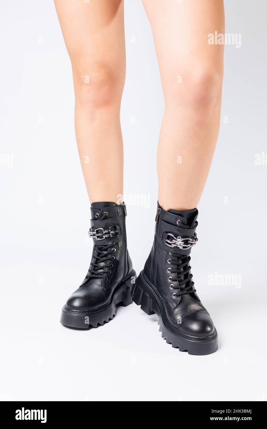 Jambes d'une femme en cuir noir bottes d'une nouvelle collection sur fond  blanc, jambes d'une fille en cuir à la mode bottes printemps 2022 Photo  Stock - Alamy