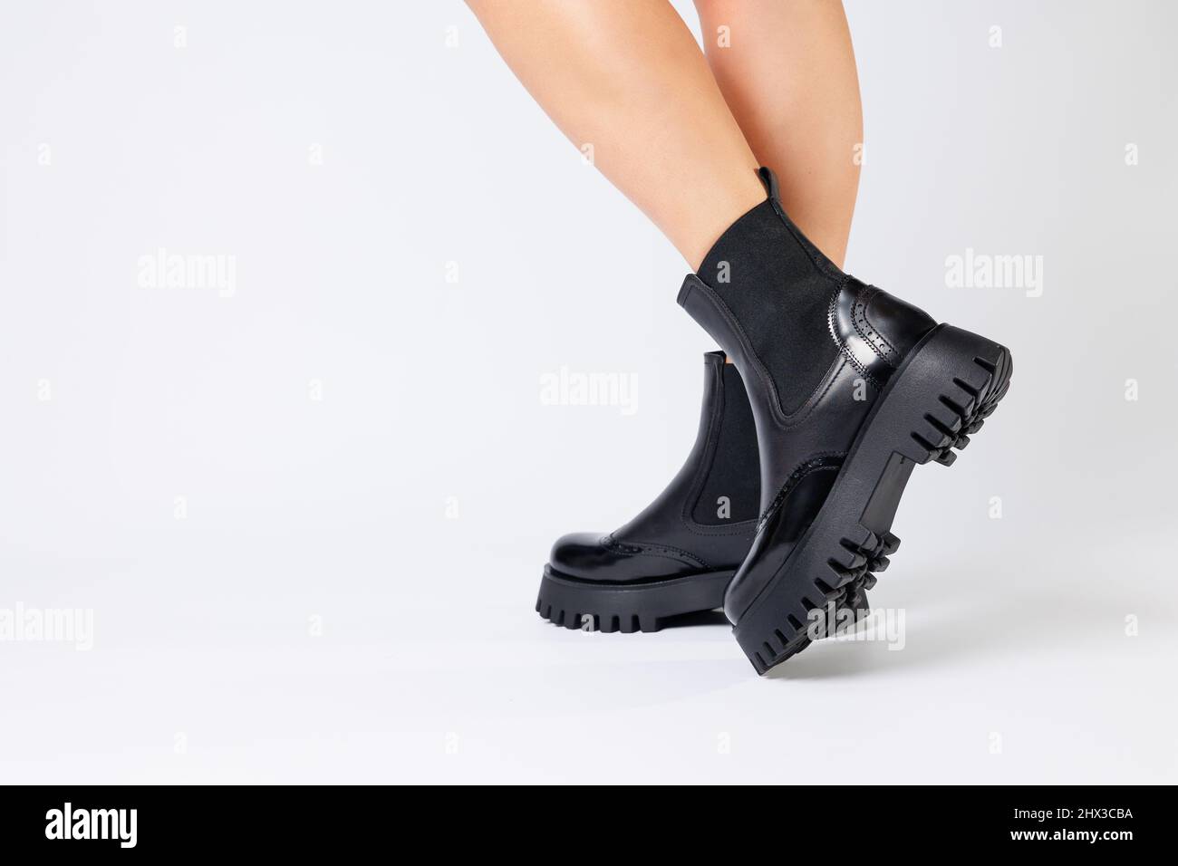 Nouvelle collection de chaussures pour femmes printemps 2022. Jambes de  fille dans de nouvelles chaussures. Jambes en bottes noires. Bottes basses  en cuir véritable Photo Stock - Alamy