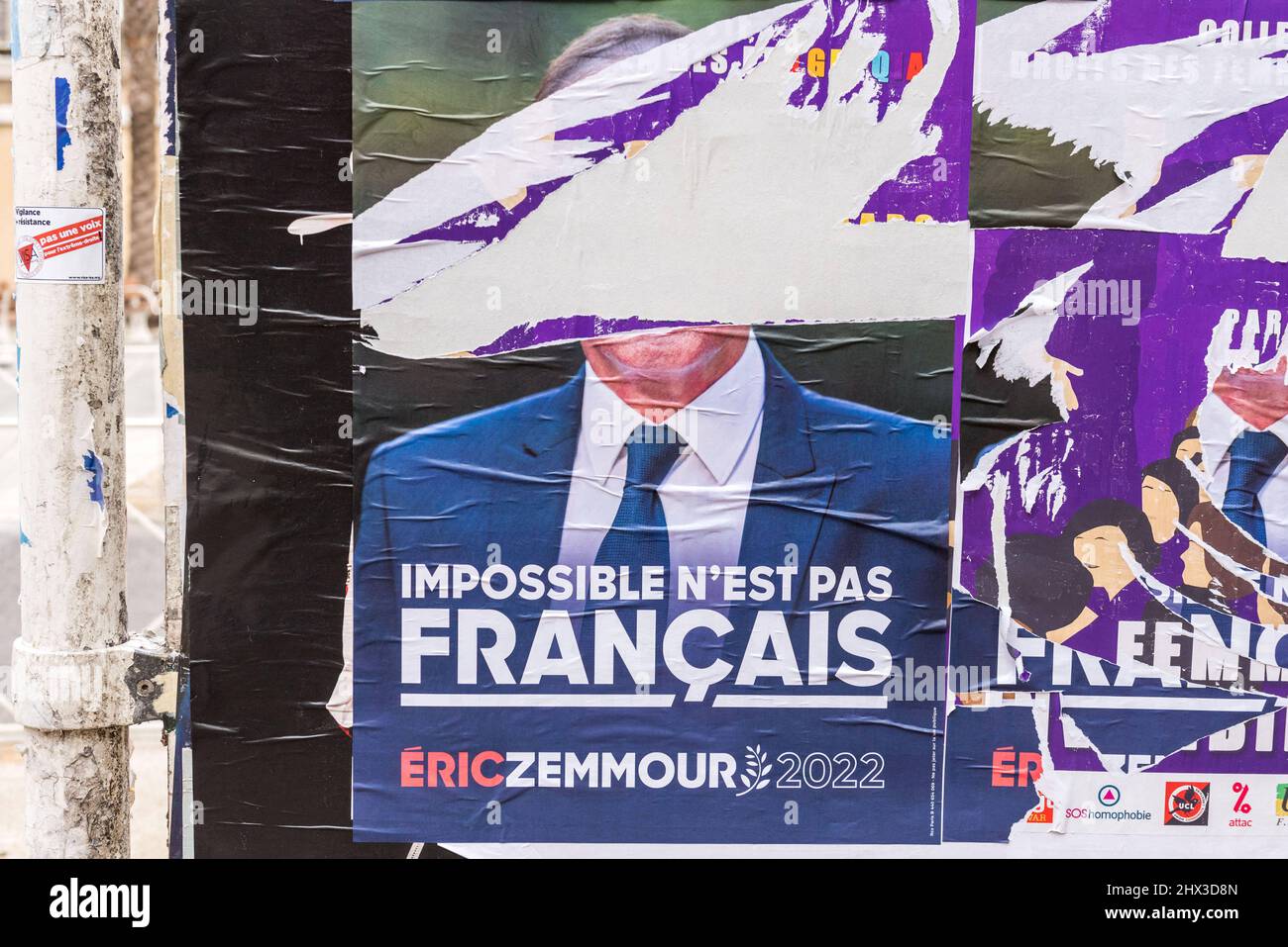 Affiches de campagne représentant le parti d'extrême droite français «  Reconquete! » Leader, expert des médias et candidat à l'élection  présidentielle française de 2022 Eric Zemmour à Toulon, France, le 9 mars