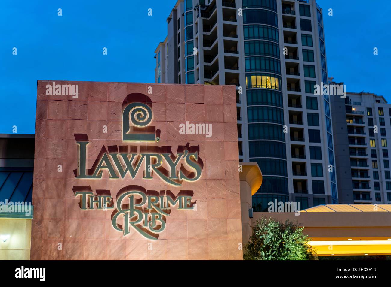 Las Vegas, NV - 16 décembre 2021 : façade du restaurant Lawry's The Prime Rib avec le logo « Fanciful L » et marque déposée de Saul Bass. Banque D'Images