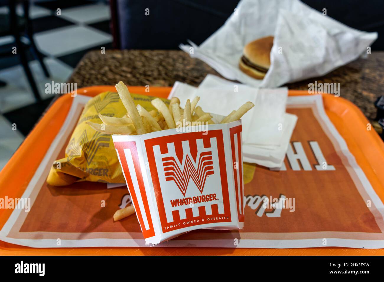 Chandler, TX - 22 octobre 2021 : repas Whataburger sur un plateau avec un accent sélectif sur le conteneur à frites. Whataburger a son siège social à San Antonio Banque D'Images