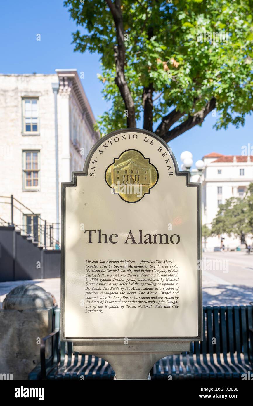 San Antonio, TX - 18 octobre 2021 : panneau historique sur la Mission San Antonio de Valero communément appelé « l'Alamo ». Banque D'Images