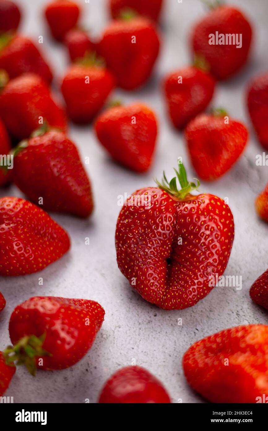 Fraises sur la table. Motif baies rouges. Récolte de fraises. La nourriture est toujours sous les feux de l'actualité. Fond de baies rouges. Encore la vie. Banque D'Images