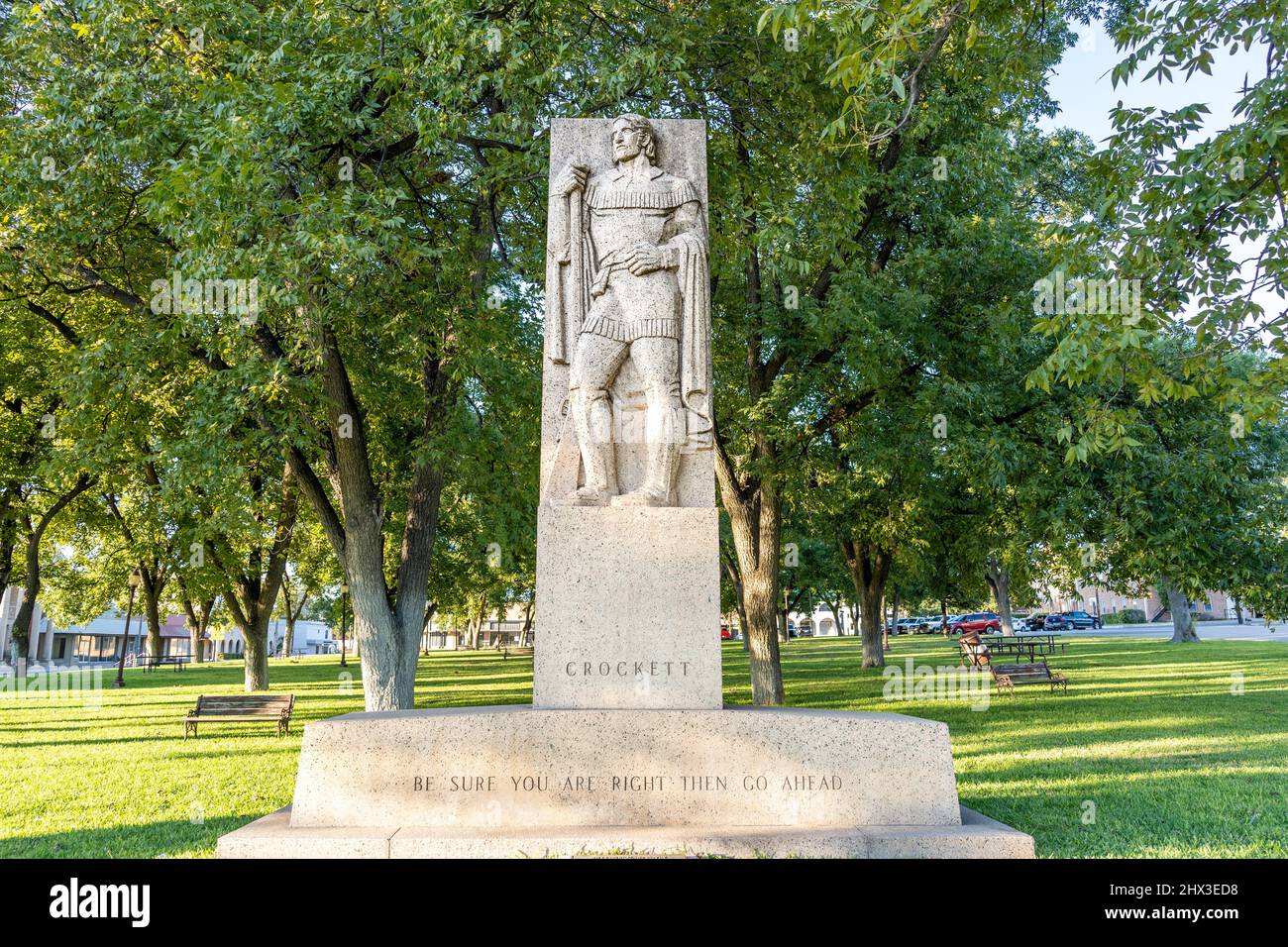 Ozona, TX - 17 octobre 2021 : cette sculpture de style Art déco de David Crockett, héros de l'Alamo, a été réalisée par William Mozart McVey en 1938. Banque D'Images