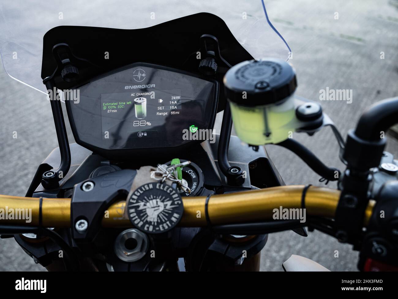 Le tableau de bord en tant que moto électrique Energica Ribelle est rechargé. Banque D'Images