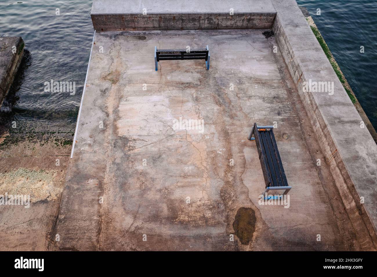 Banc sur le front de mer dans la baie de Balluta, Malte Banque D'Images