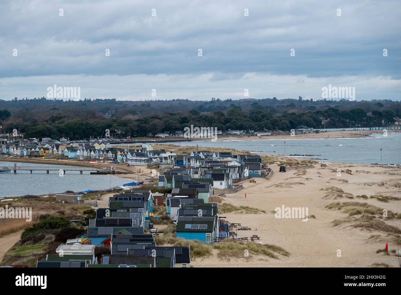 Vue sur les cabanes de plage de Mudeford Spit depuis Hengistbury Head England Banque D'Images