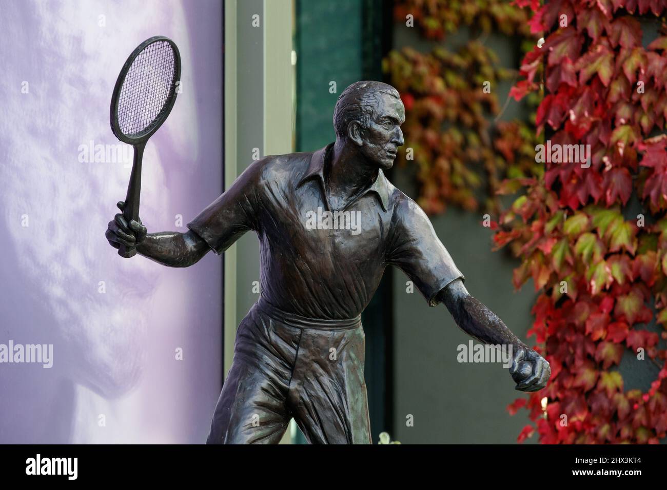 Statue en bronze de la légende britannique du tennis Fred Perry à l'extérieur de Center court aux championnats de Wimbledon Banque D'Images