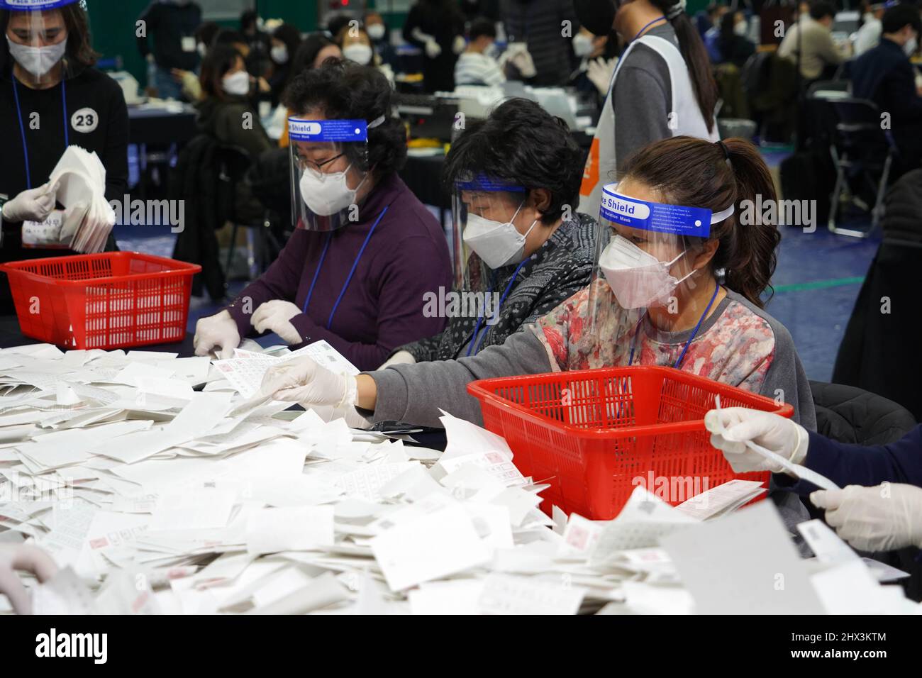 Séoul, Corée du Sud. 9th mars 2022. Les membres du personnel comptent les bulletins de vote pour l'élection présidentielle à un bureau de vote à Séoul, Corée du Sud, le 9 mars 2022. Credit: James Lee/Xinhua/Alay Live News Banque D'Images