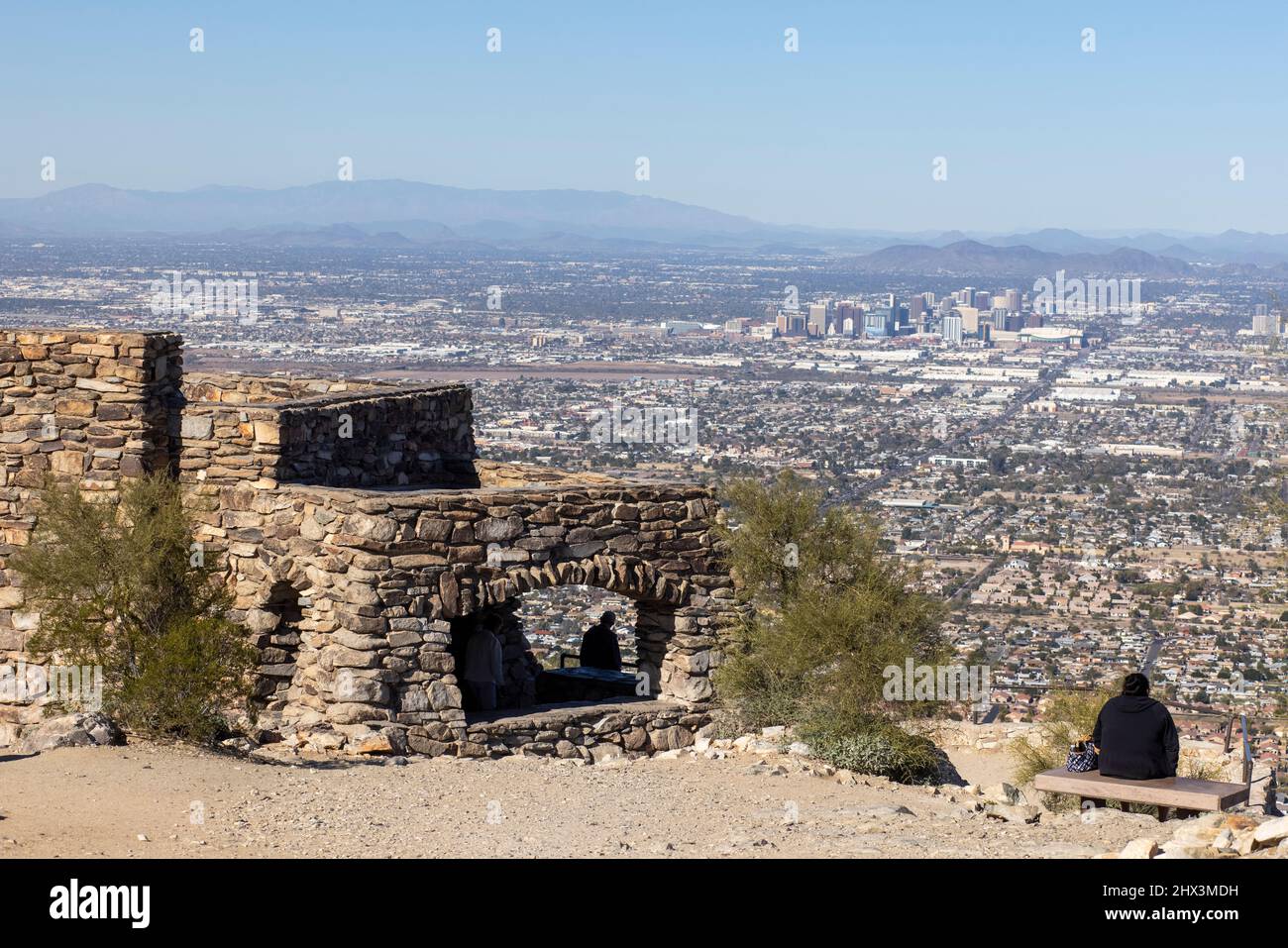 Dobbin's Lookout est perché au sommet de Phoenix, le célèbre parc de South Mountain en Arizona, et offre aux touristes une vue phénoménale sur la ville. Banque D'Images