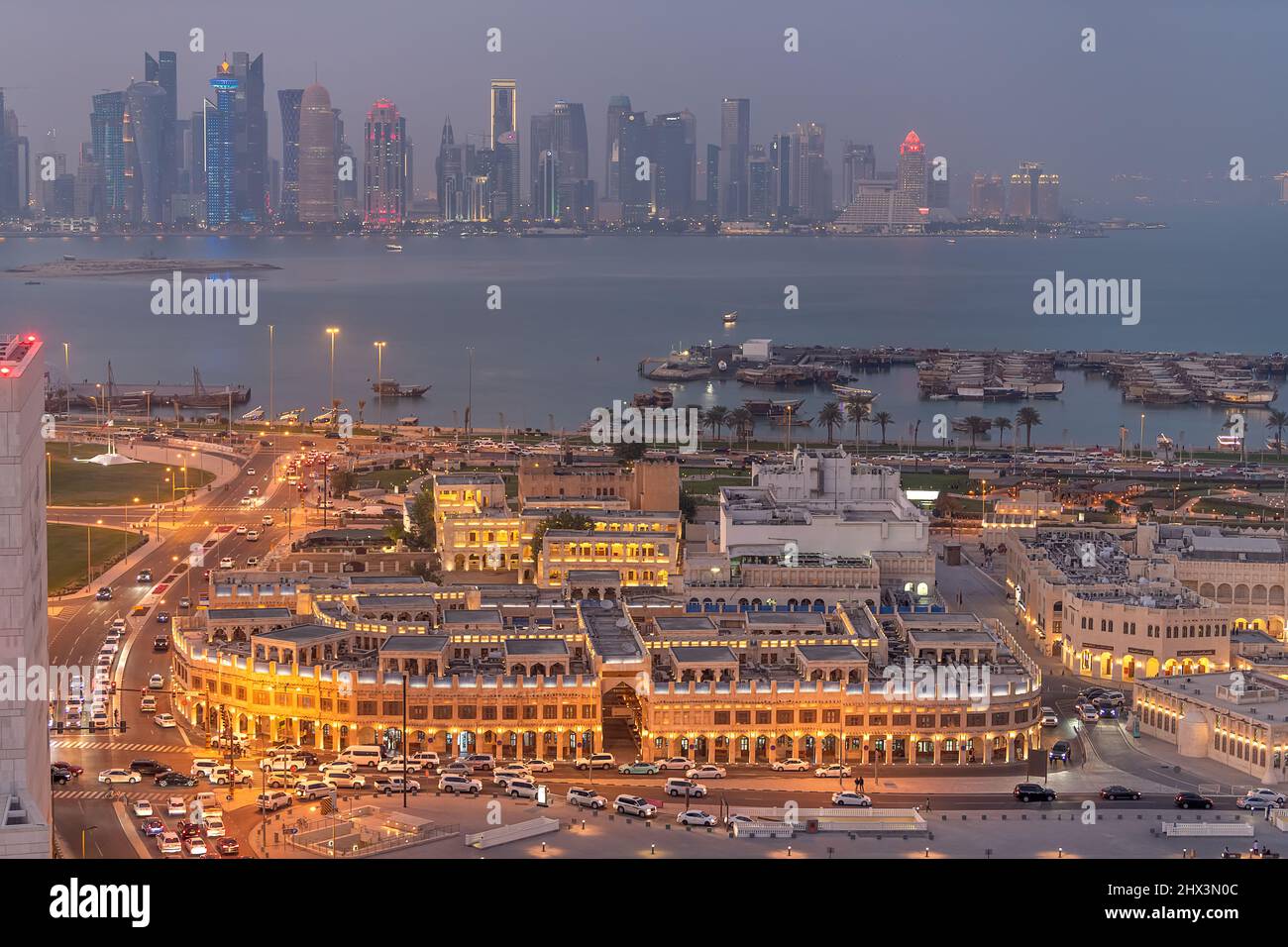 Vue aérienne de Souq Waqif. Principale attraction touristique vendant des vêtements traditionnels, des épices, de l'artisanat et des souvenirs. Banque D'Images