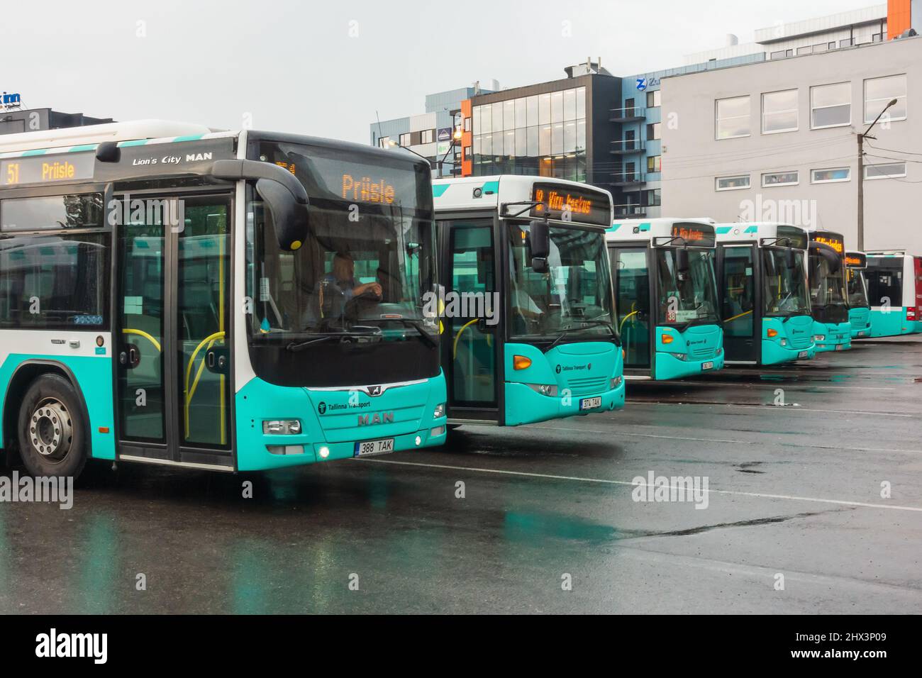 Des bus locaux se sont mis en file d'arrêt sur le parking de Tallinn, Estonie Banque D'Images