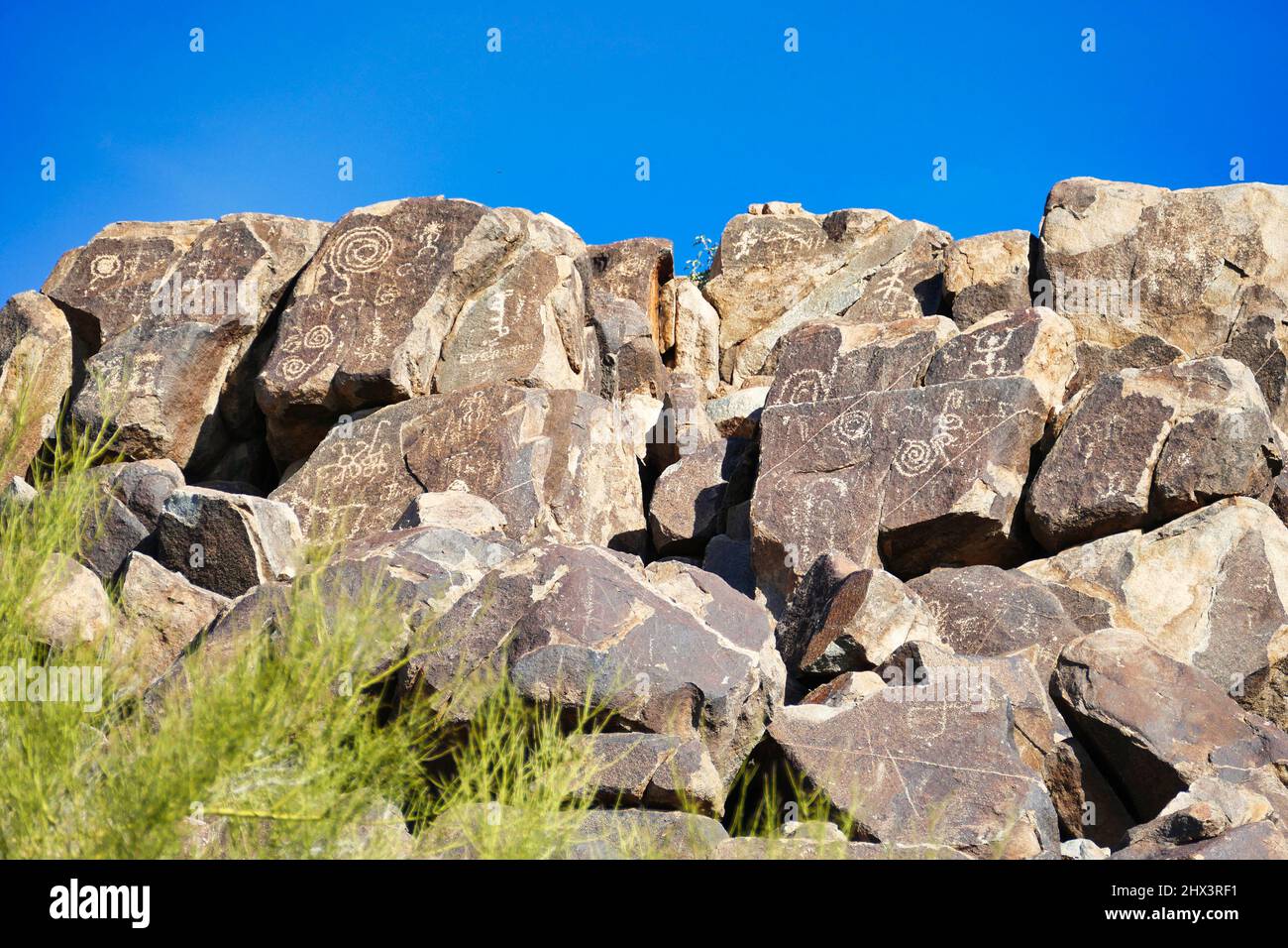 Pétroglyphes de Hohokam, de conception essentiellement abstraite, au site de signal Hill Petroglyph, dans le parc national de Saguaro (ouest), près de Tucson, Arizona, États-Unis Banque D'Images