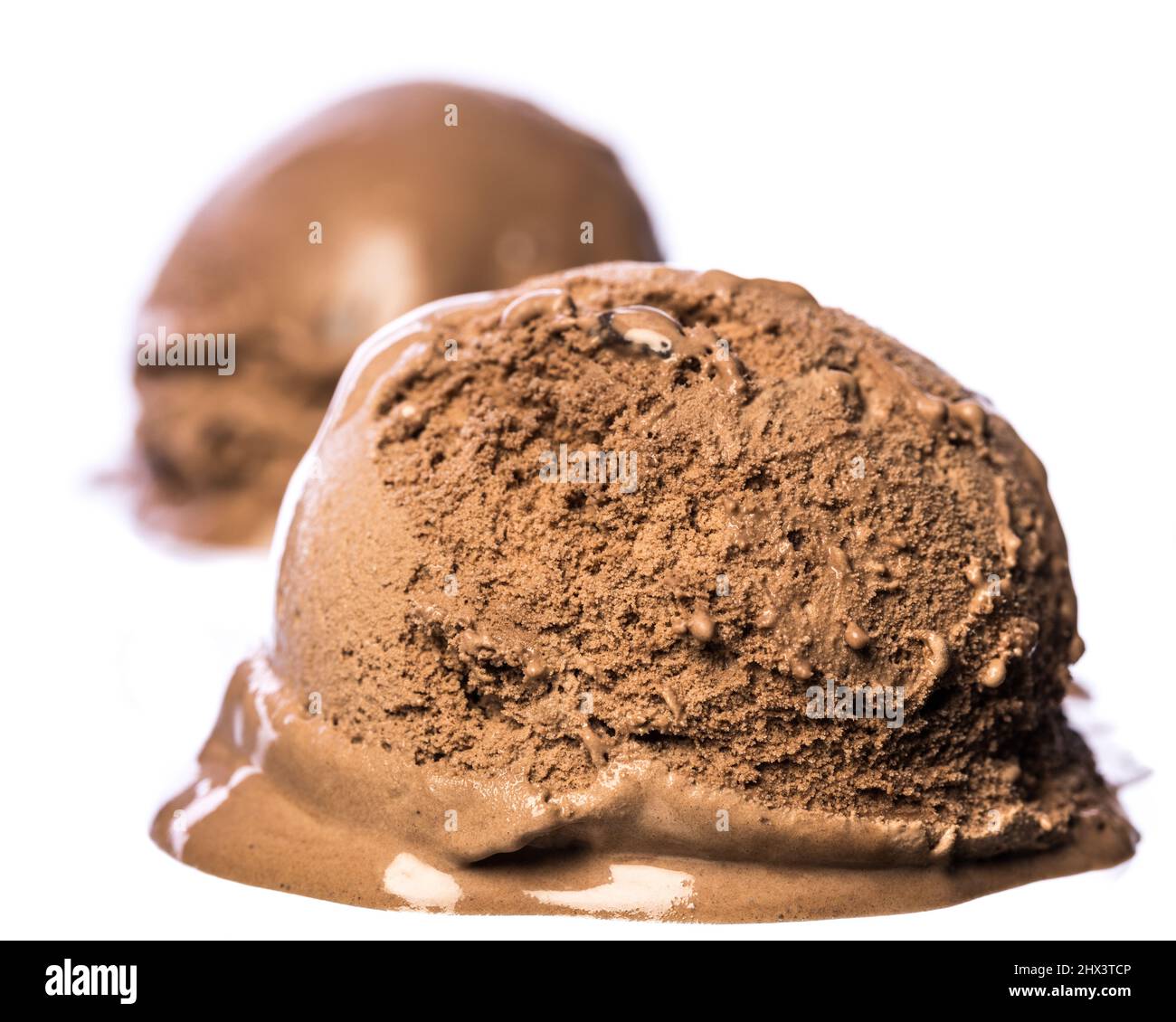 2 boules de glace au chocolat isolées sur fond blanc placées une boule devant l'autre Banque D'Images