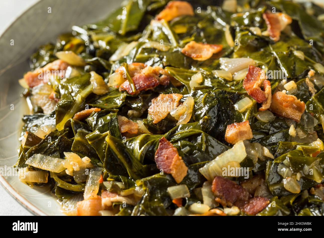 Collard maison au sud sauté avec oignon et bacon Banque D'Images