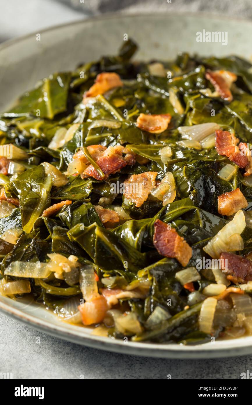 Collard maison au sud sauté avec oignon et bacon Banque D'Images