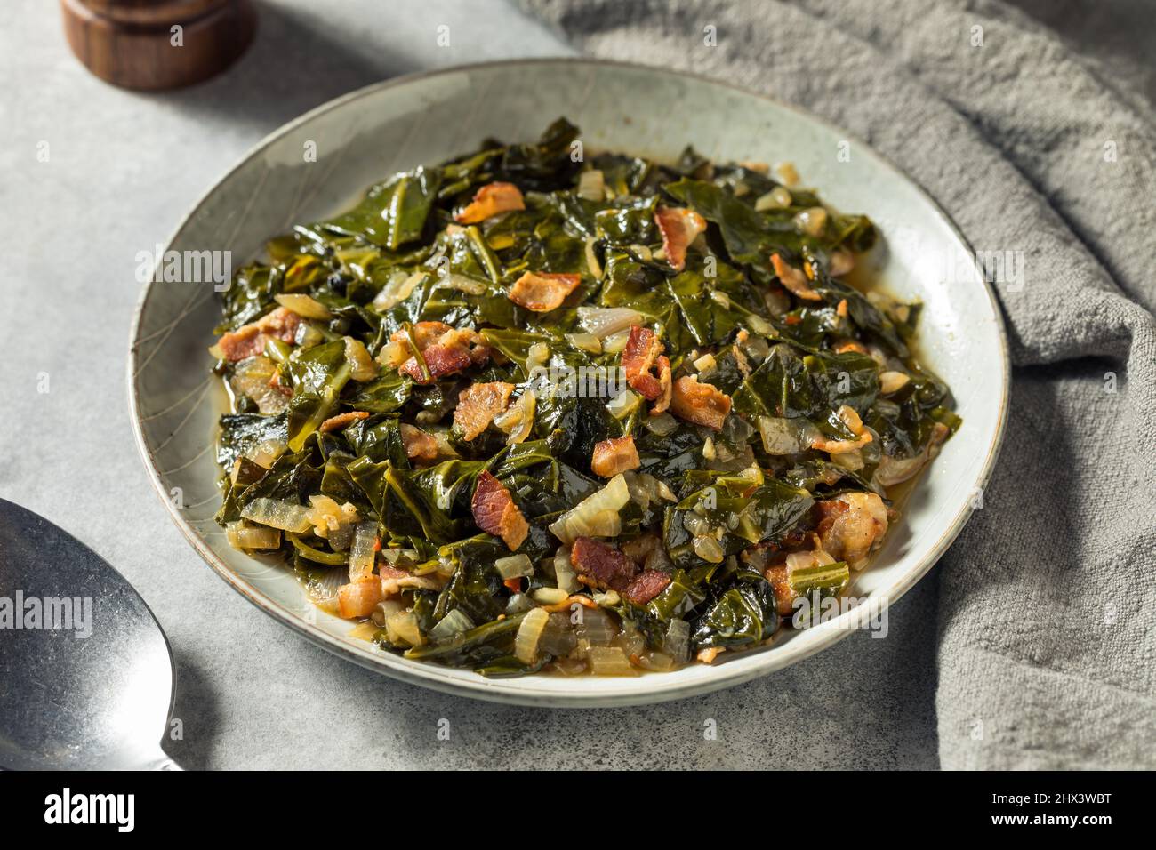 Collard maison au sud sauté avec oignon et bacon Banque D'Images