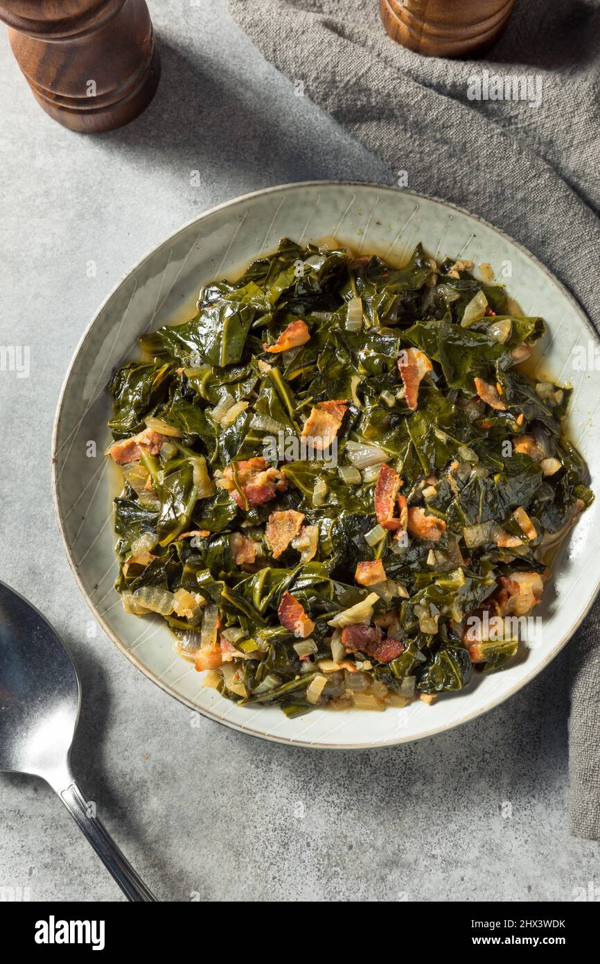 Collard maison au sud sauté avec oignon et bacon Banque D'Images