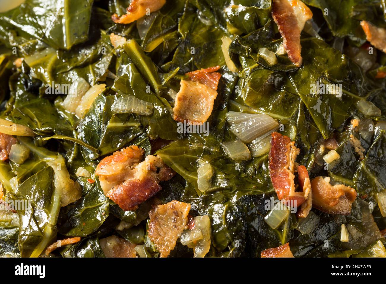 Collard maison au sud sauté avec oignon et bacon Banque D'Images
