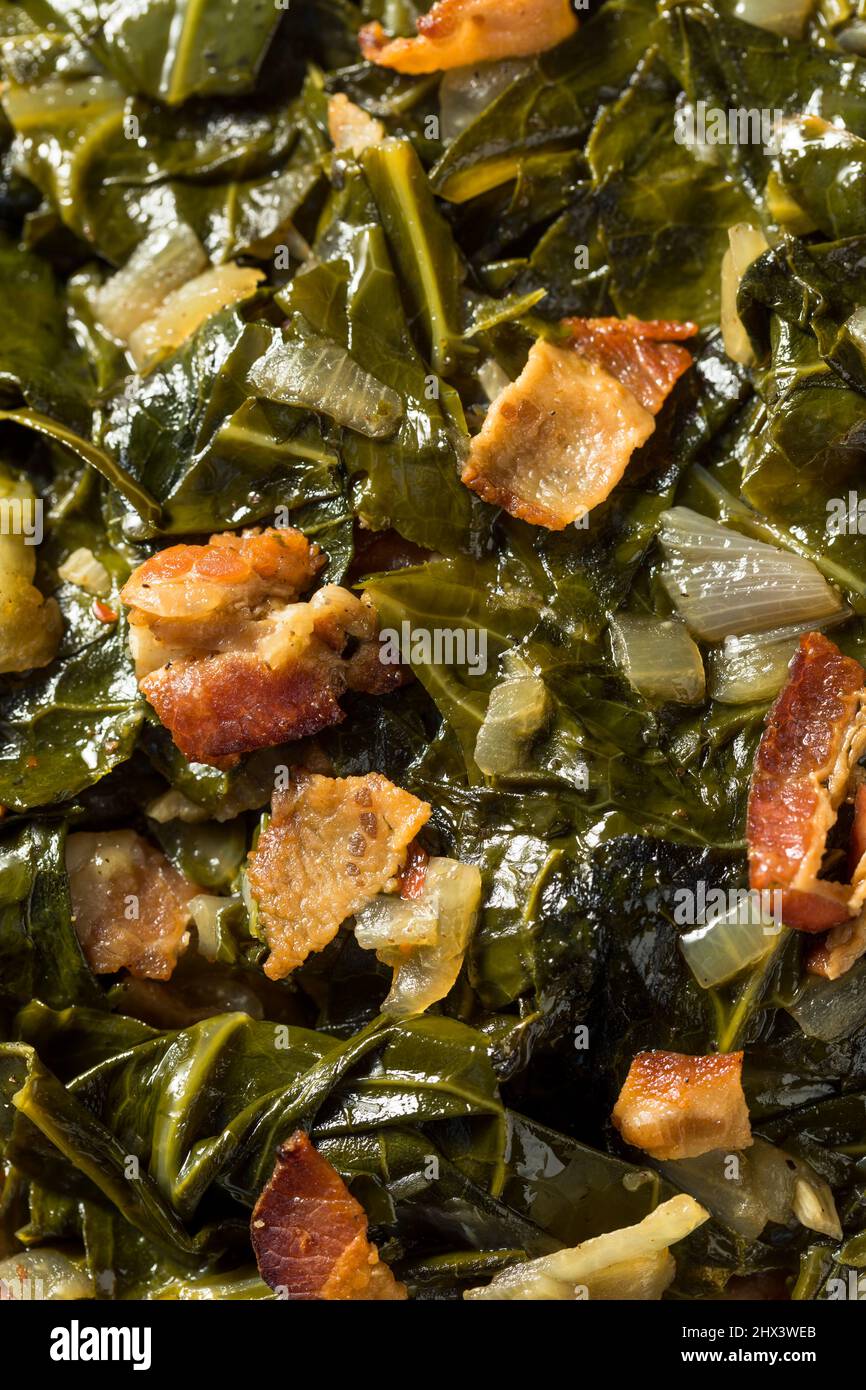 Collard maison au sud sauté avec oignon et bacon Banque D'Images