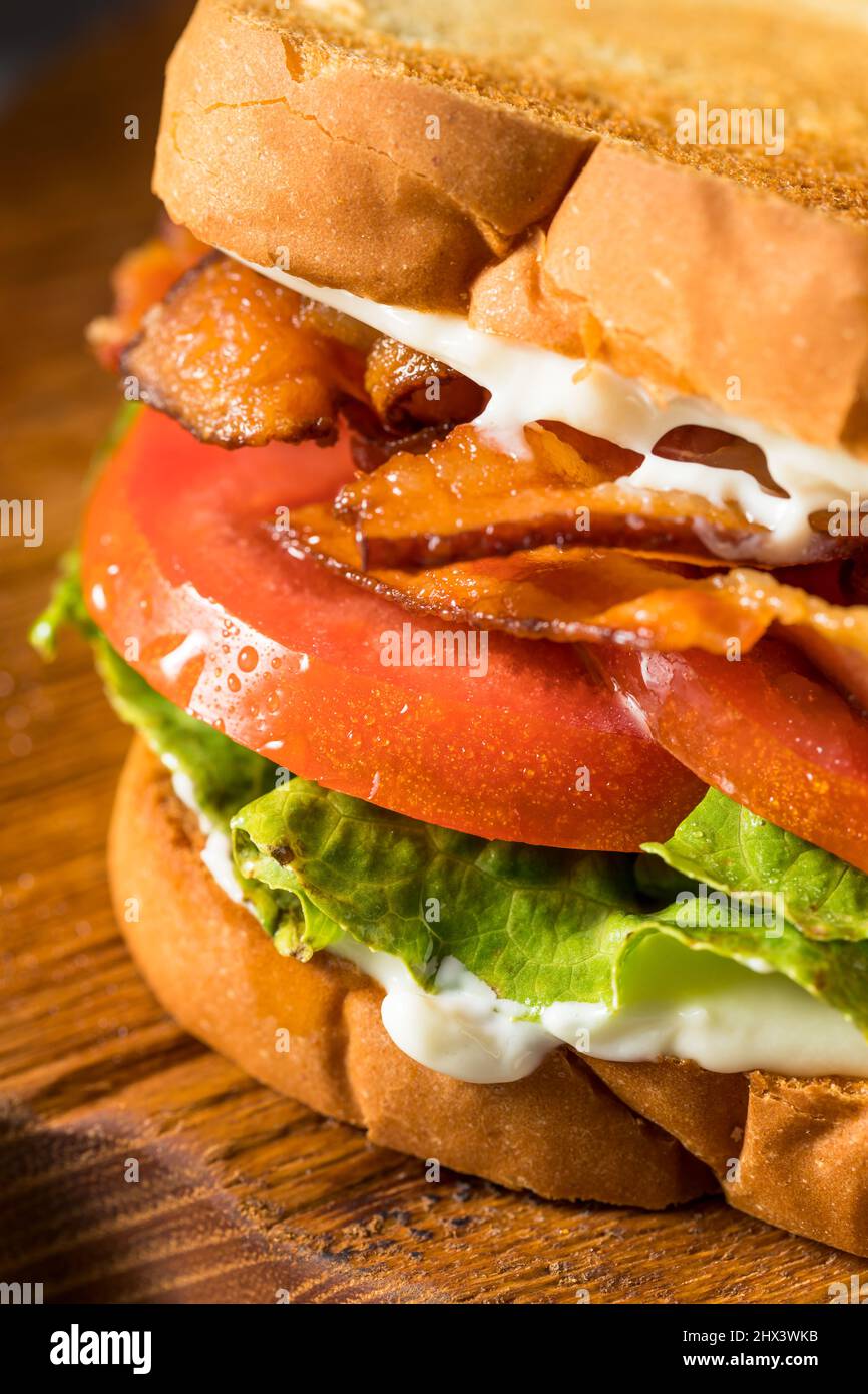 Sandwich BLT à la laitue au bacon maison avec chips de pommes de terre Banque D'Images