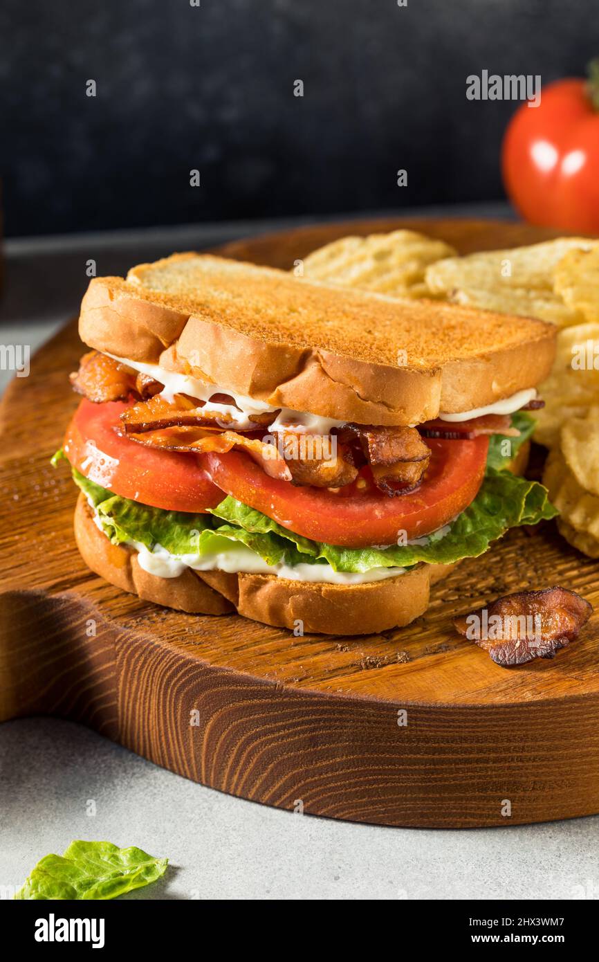Sandwich BLT à la laitue au bacon maison avec chips de pommes de terre Banque D'Images