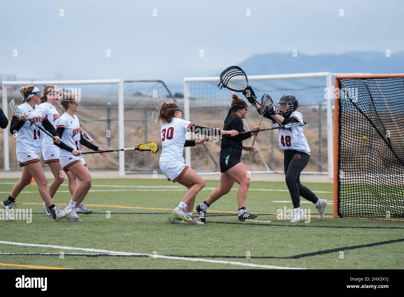 Vineyard, Utah, États-Unis - 5 mars 2022. L'intensité et l'athlétisme de la LaCrosse pour femmes. Dans ce sport, la vitesse, la coordination et la ténacité sont nécessaires. Banque D'Images