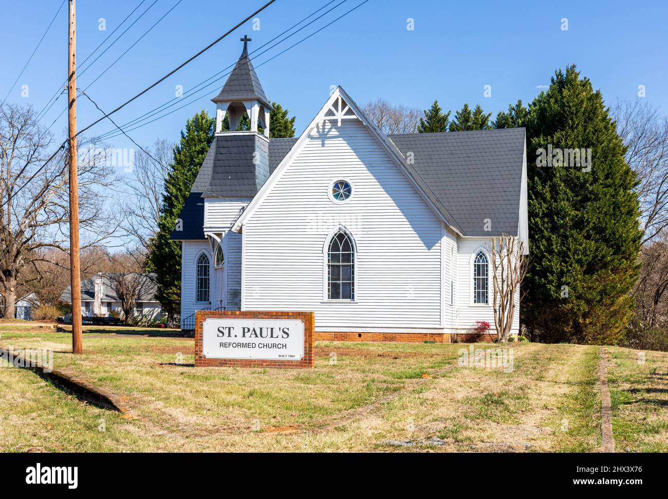 NEWTON, NC, USA-3 MARS 2022: Eglise réformée de Saint-Paul, bâtiment en panneaux de clopboard, panneau. Construit en 1904. Banque D'Images
