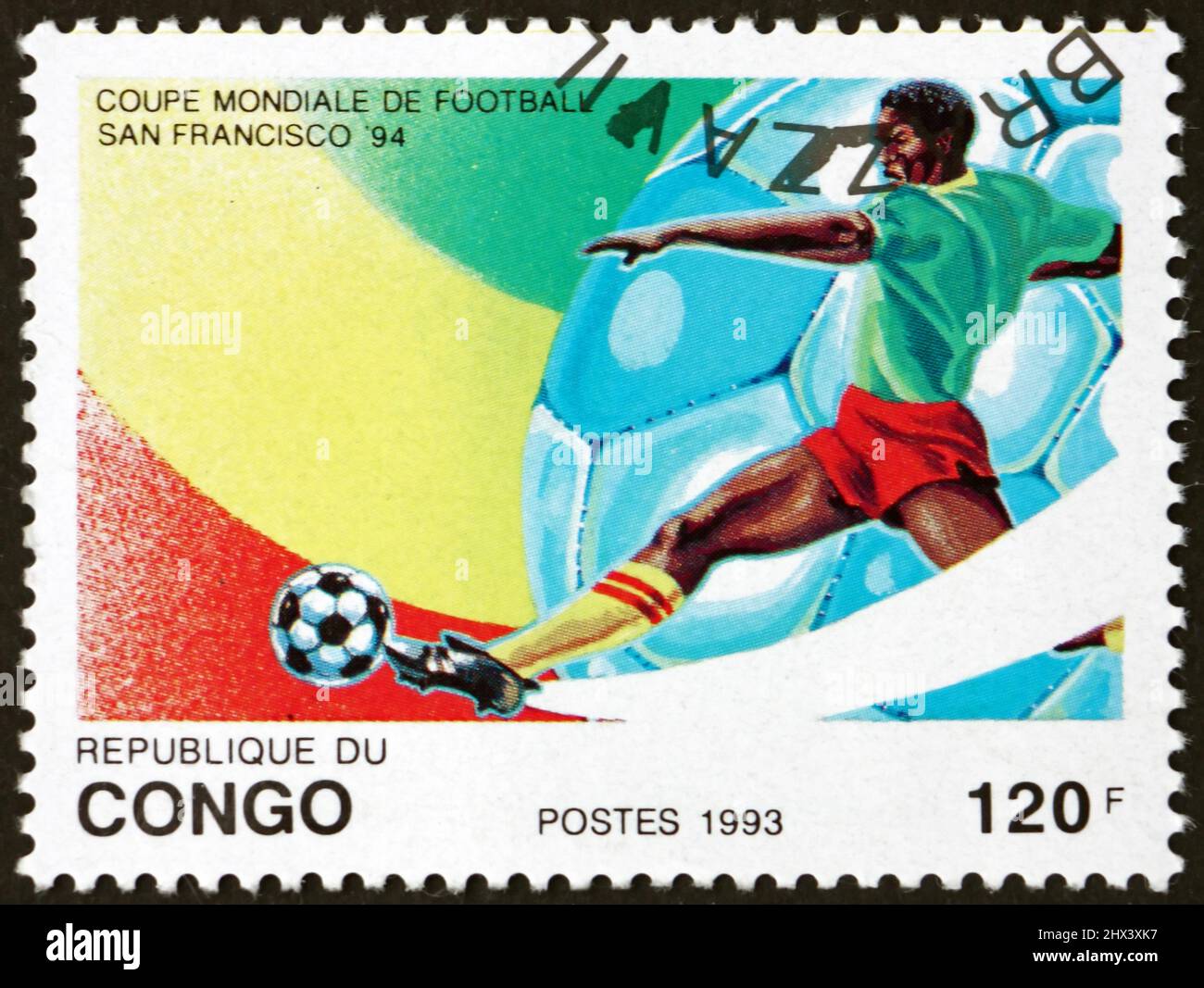 CONGO - VERS 1993 : un timbre imprimé au Congo montre un joueur qui s'étire au kick ball, 1994 World Cup Soccer Championships, États-Unis, vers 1993 Banque D'Images