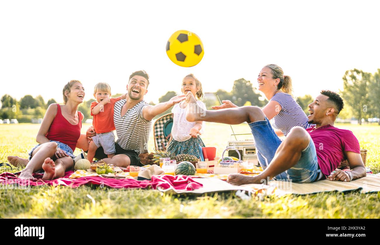 Les familles multiraciales se sont bien amusées avec des enfants adorables au pic nic Garden Party - concept de joie et d'amour multiculturel avec des gens de race mixte jouant à toget Banque D'Images