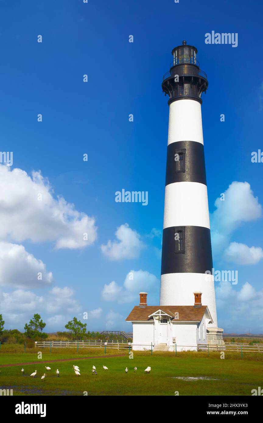 Le phare de l'île de Bodie, construit en 1872 ,165 de haut, est situé dans la mer nationale du Cap Hatteras sur les rives extérieures de la Caroline du Nord Banque D'Images