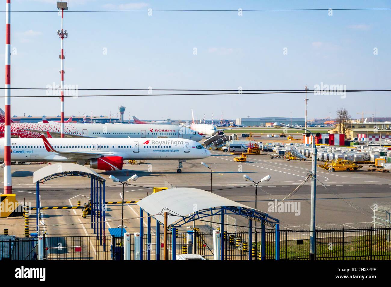 Moscou, Russie - avril 2019 : vue sur la piste de l'aéroport de Moscou Sheremetyevo avec des avions russes. Banque D'Images