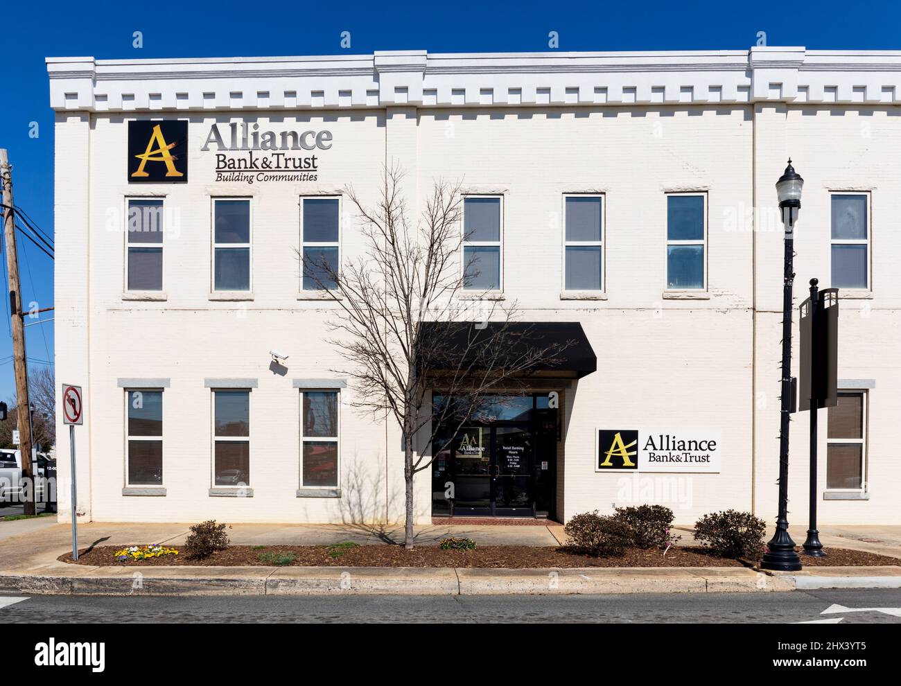 GASTONIA, NC, USA-3 MARS 2022: Alliance Bank & Trust Building, entrée et panneaux. Banque D'Images