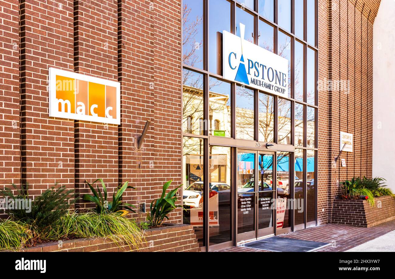 GASTONIA, NC, USA-3 MARS 2022: Capstone Multi-Family Group gestion immobilière, construction, entrée et panneaux. Banque D'Images