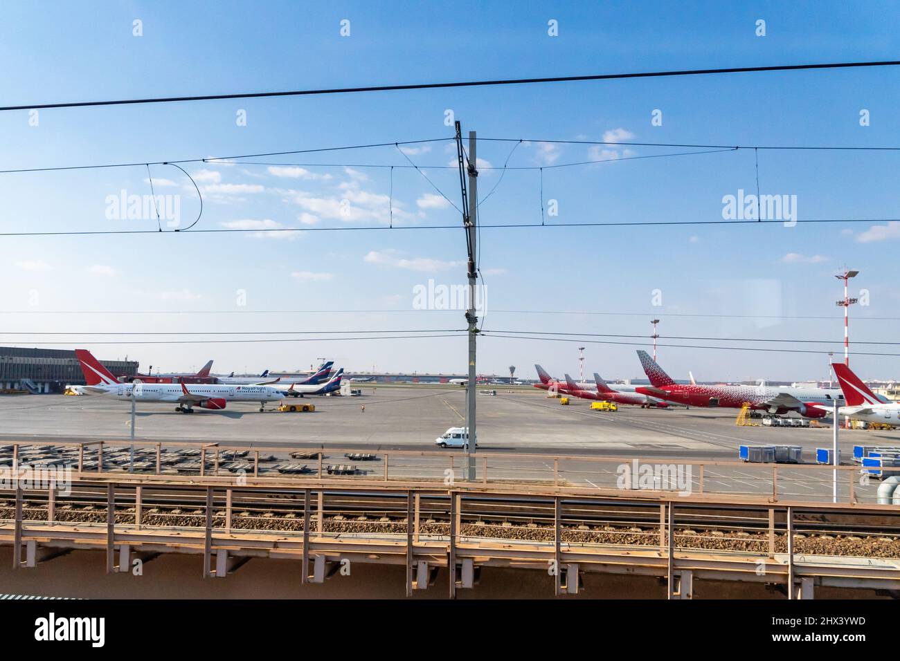 Moscou, Russie - avril 2019 : vue sur la piste de l'aéroport de Moscou Sheremetyevo avec des avions russes. Banque D'Images
